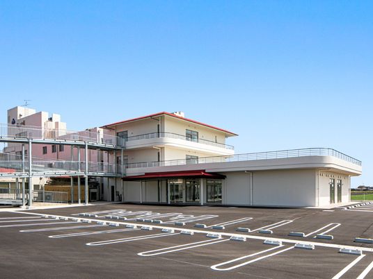 明るい外観の建物  