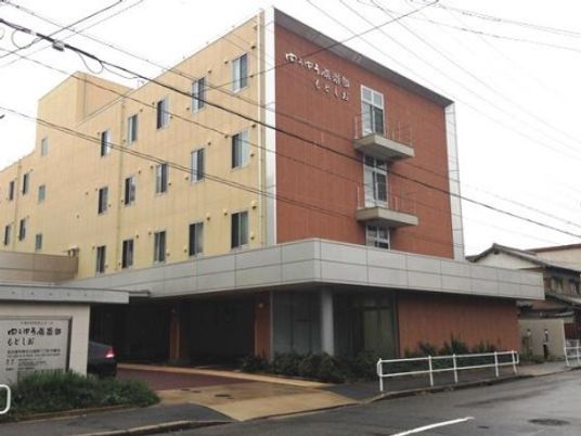 明るい四階建ての外観
