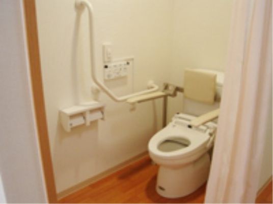 バリアフリー設計のトイレ