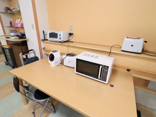 キッチン用具が並ぶテーブル
