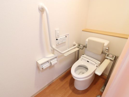 バリアフリー設計のトイレ