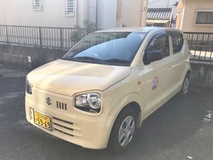 送迎車が停まる外観  