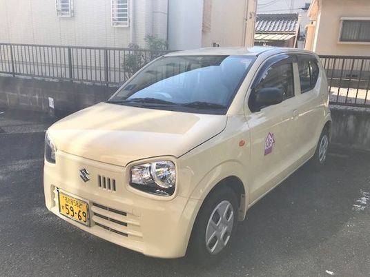 送迎車が停まる外観  