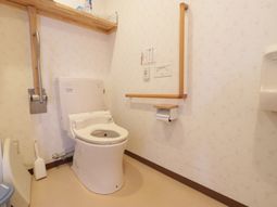 手すり付きトイレの内観