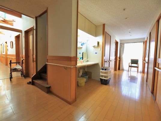 廊下の明るいイメージ