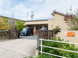 落ち着いた色合いの建物入口