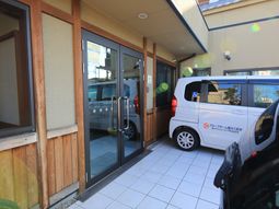 エントランスの明るい光景