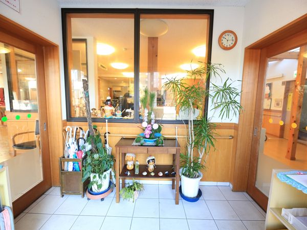エントランスの植物と時計