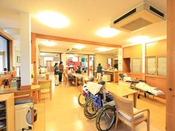 明るい共有スペースの風景