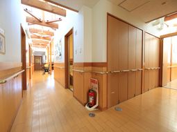 明るい廊下と車椅子の人