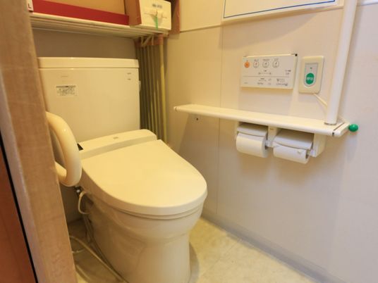 バリアフリー設計のトイレ