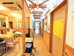 廊下と滞在者の様子