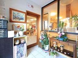 エントランスの明るい風景