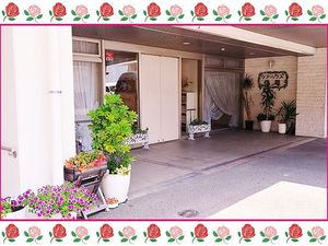 花飾りのある玄関  