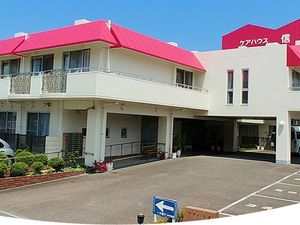 明るい建物の外観  