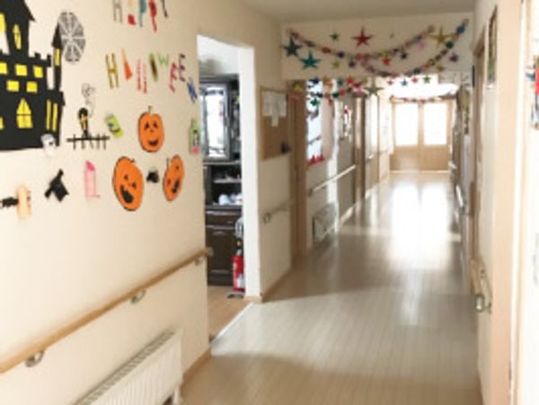 装飾された明るい廊下