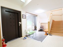 エントランス明るく広々