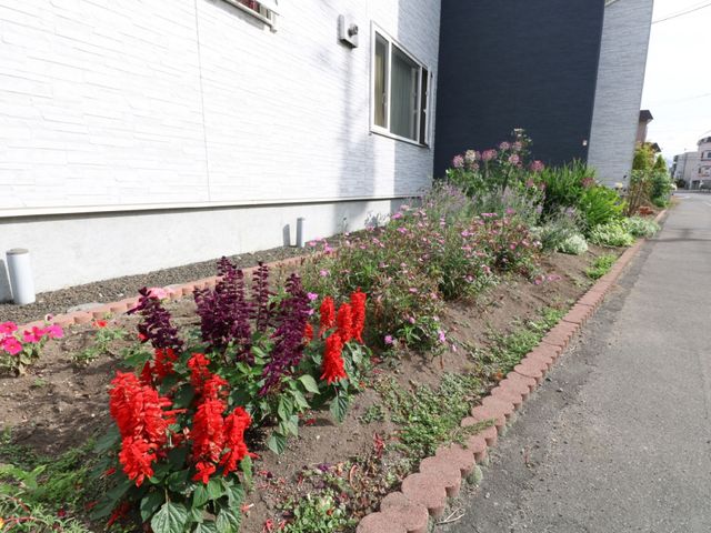 色とりどりの花が咲く施設外観