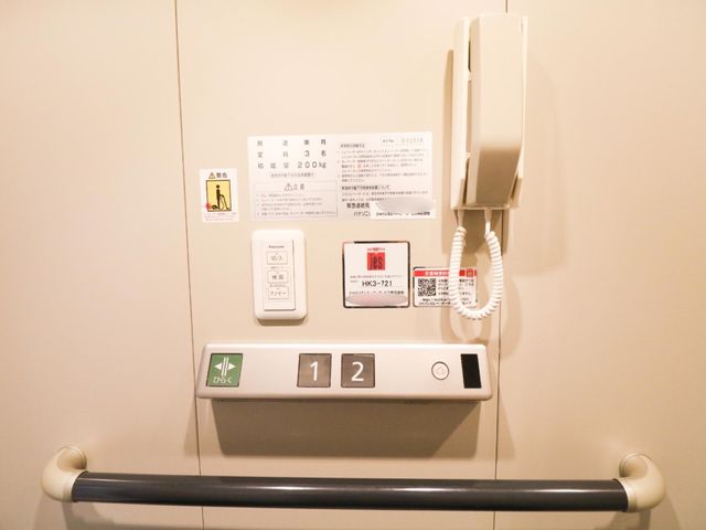 エレベーター操作パネルとインターホン