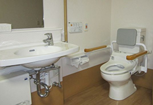 手すり付きのトイレ空間
