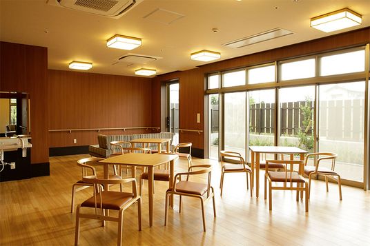 自然光と木製家具の部屋
