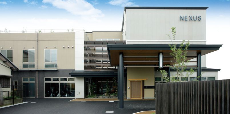 スタイリッシュな建物の外観