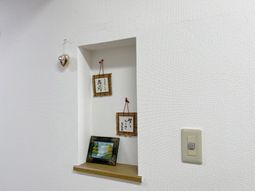 和の装飾が施された壁