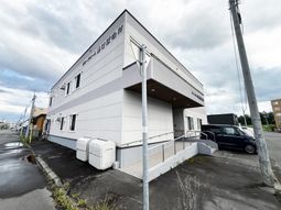 自動車が停まる建物