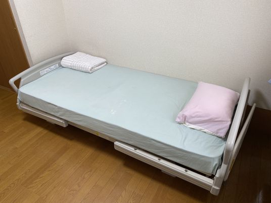 清潔な個室のベッド