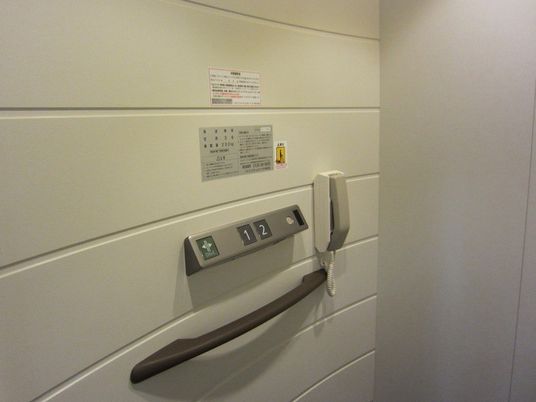 エレベーターの操作盤と手すり  