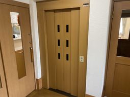 明るいエレベーター
