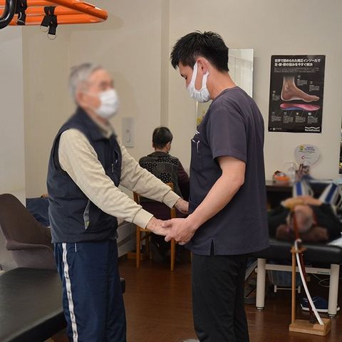 訓練室での交流 機能訓練室 利用者さんとのコミュニケーションが大切です。お互いを支える温かい雰囲気の中で働けます。
