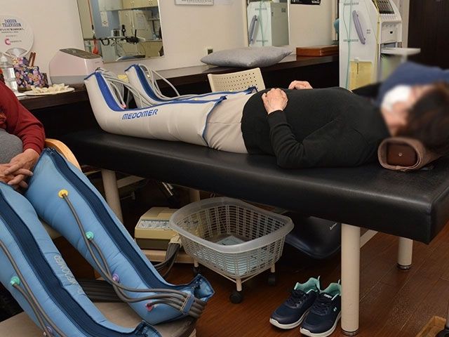 リラックスした利用者の様子 機能訓練室 気軽に利用できるリラックススペースで、快適な設備が整っており、心身のケアをサポートします。