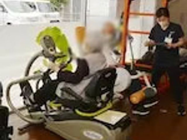 健康を保つ訓練風景 機能訓練室 専用の機器を使用した体力づくりが行われており、サポートスタッフが常に見守ります。