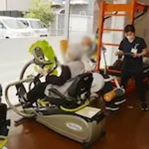 健康を保つ訓練風景 機能訓練室 専用の機器を使用した体力づくりが行われており、サポートスタッフが常に見守ります。