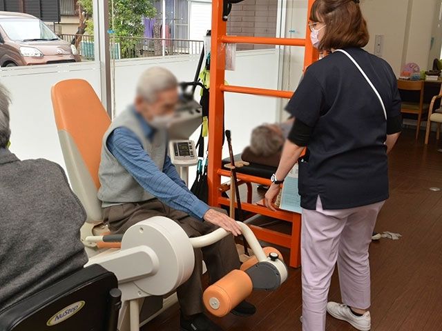 機能訓練施設の部屋 機能訓練室 自然光が入る明るい空間で、トレーニング機器を使った運動が可能です。スタッフと利用者のコミュニケーションも活発です。
