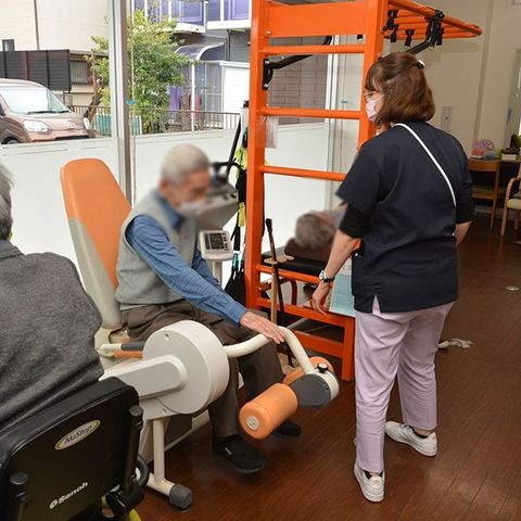 機能訓練施設の部屋 機能訓練室 自然光が入る明るい空間で、トレーニング機器を使った運動が可能です。スタッフと利用者のコミュニケーションも活発です。
