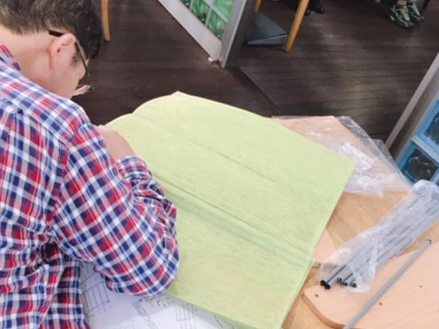 手芸を楽しむ居室 居室 温かみのある居室で手芸に熱中されている様子です。自分の趣味を大切にする時間も大事ですね。