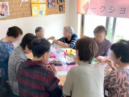 手工芸を楽しむ人々