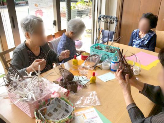手工芸を楽しむ居室