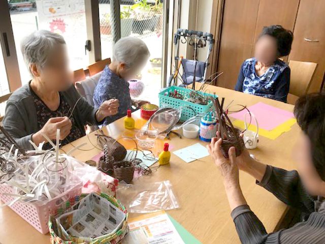 手工芸を楽しむ居室 居室 ゆったりと手工芸に興じる姿が見られます。明るく穏やかな雰囲気で、共有の時間をお楽しみいただけます。