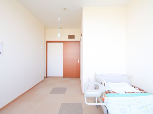 居室のベッドと扉