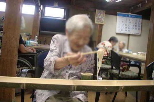 にぎやかな食事風景