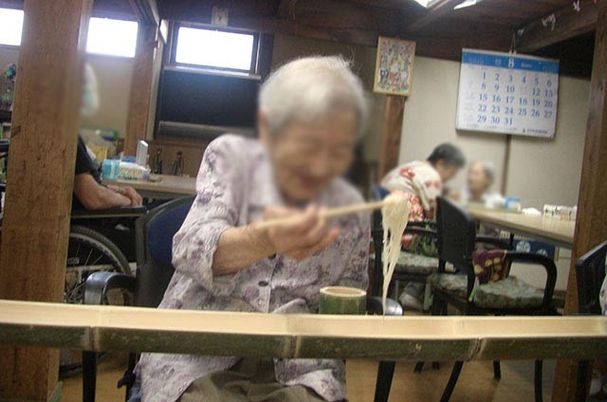 にぎやかな食事風景