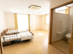 居室のベッドとトイレ