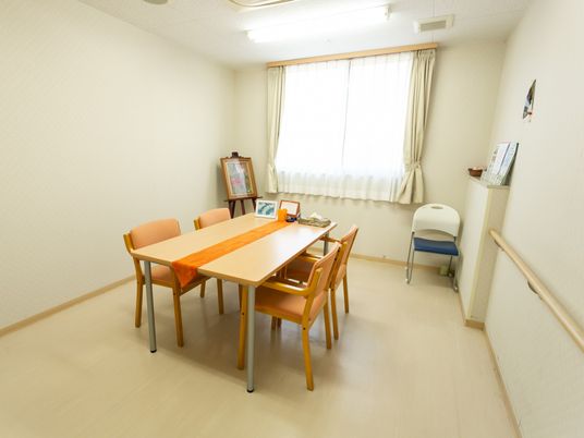 シンプルな居室のテーブル