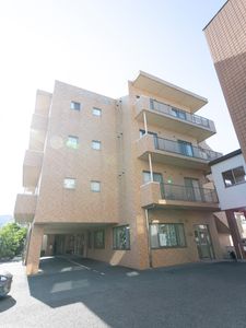 明るく清潔な外観