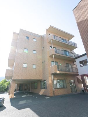 明るく清潔な外観