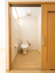 手すり付き清潔なトイレ