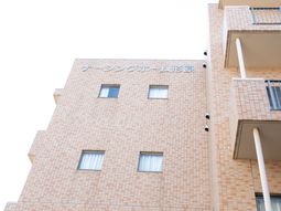 明るい外壁の建物外観
